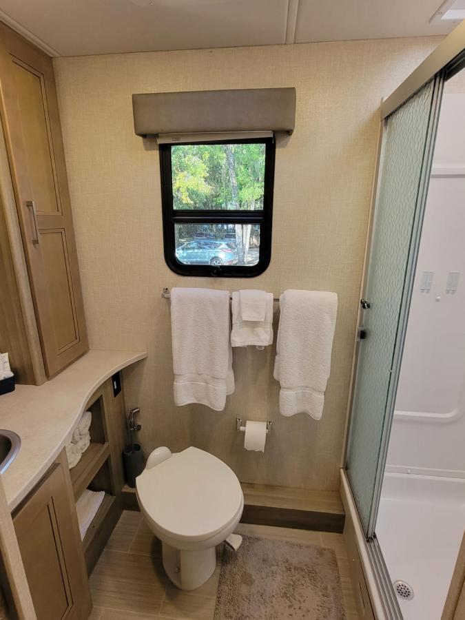 River Safaris, Stationary Class A Motorcoach, Old Homosassa Eksteriør bilde