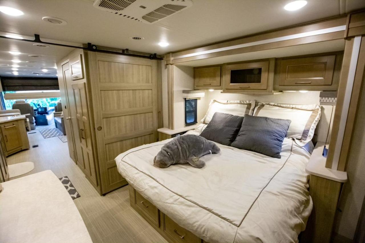 River Safaris, Stationary Class A Motorcoach, Old Homosassa Eksteriør bilde
