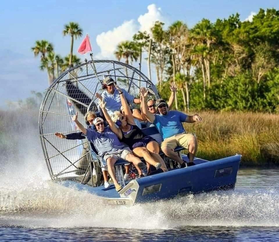 River Safaris, Stationary Class A Motorcoach, Old Homosassa Eksteriør bilde